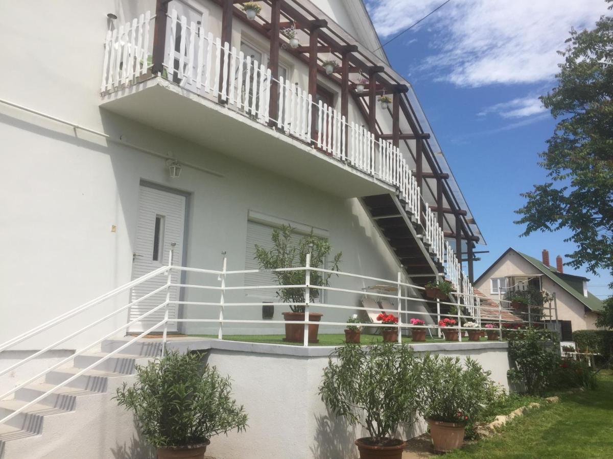 Lelle-Kert Apartman 02 バラトンレッレ エクステリア 写真